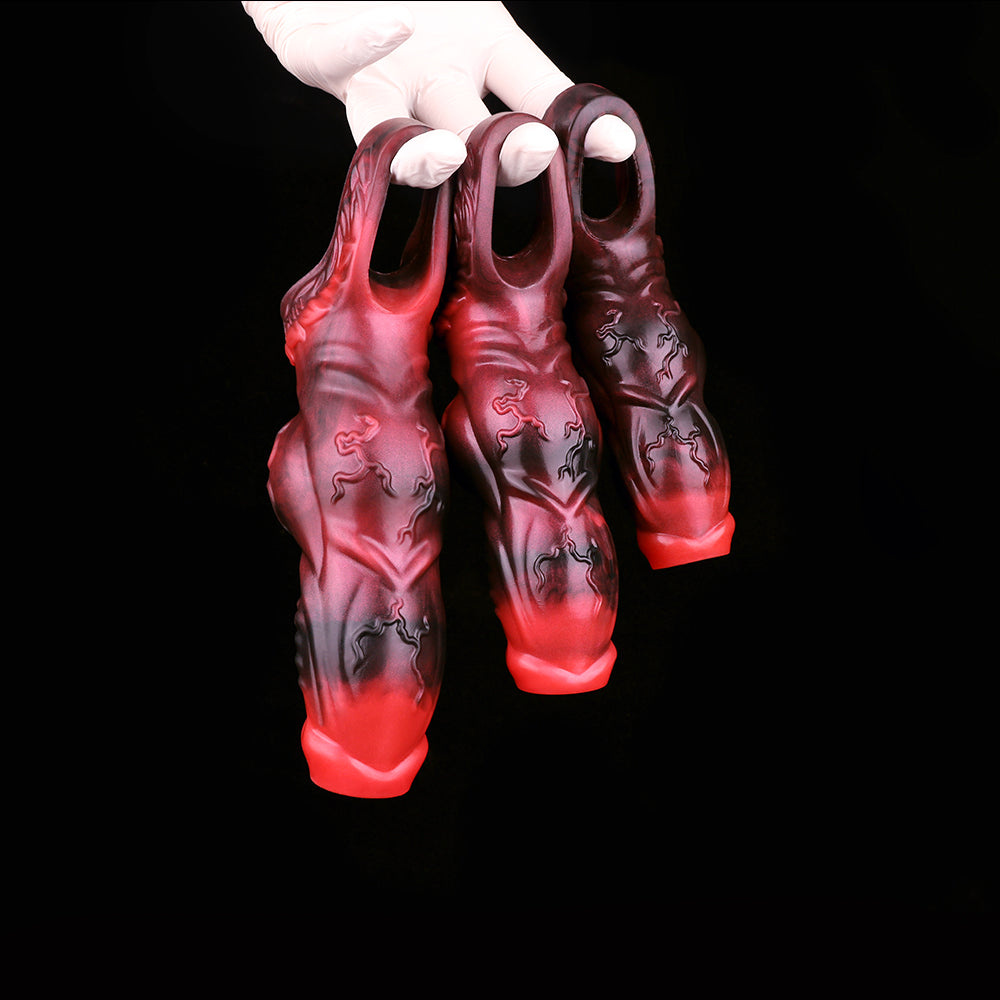 Penis-Sleeve mit Alien-Biomechanical-Textur & Dreipunkt-Fixierung – Micropenis-Sleeve in Lava-Rüstung