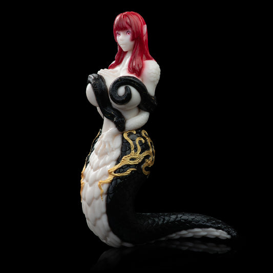 Schlangenfrau Sexpuppe – Perlweiß-Schwarz-Gold Fantasy-Figur mit Anime-Körper, roten Haaren, schwarzen Hexagonal-Schuppen, Barock-Goldornament & Spiralkanal aus Platin-Silikon