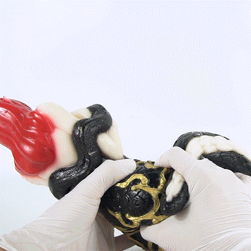 Schlangenfrau Sexpuppe – Perlweiß-Schwarz-Gold Fantasy-Figur mit Anime-Körper, roten Haaren, schwarzen Hexagonal-Schuppen, Barock-Goldornament & Spiralkanal aus Platin-Silikon