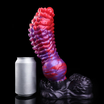 Dornenherz Dog Dildo – Ringförmig Geschichtete Fleisch-Kegelstacheln, Rot-Violett-Verlauf, Hoden-Knotensockel mit Pelzrelief & Rauchgrauer Freiformsaugnapf aus Platin-Silikon