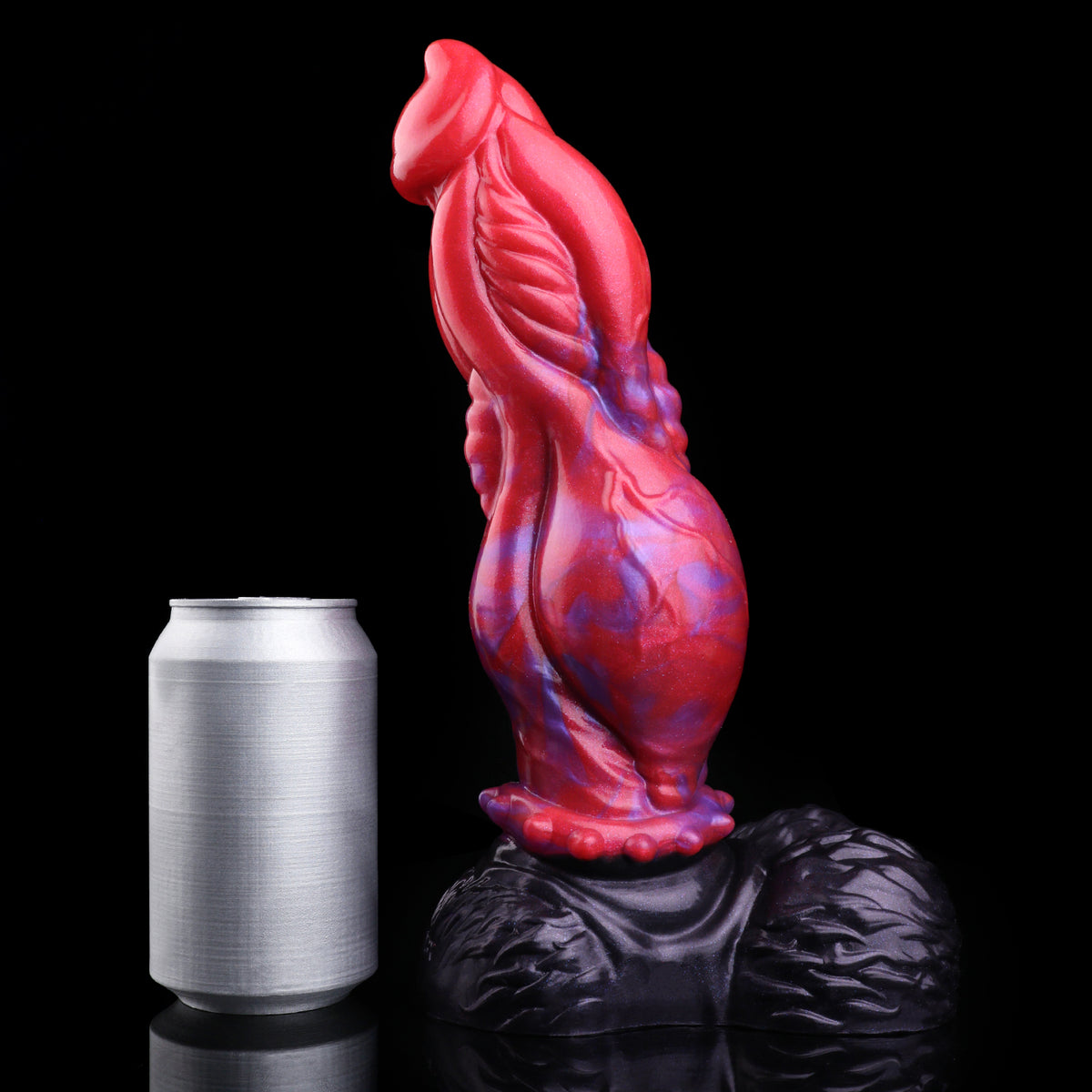 Blutmuskel Dog Dildo – Vollflächiges Muskelgewölbe-Relief, Rot-Violett-Perlmuttwirbel, Granulat-Halskragen & Schwarzer Doppelhoden-Saugnapf-Sockel aus Platin-Silikon