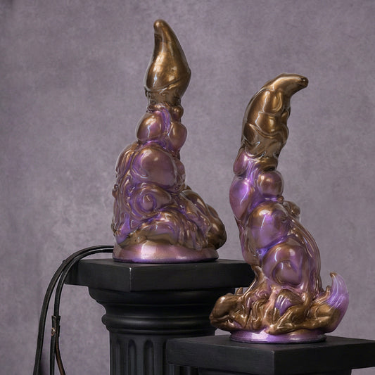 Skorpion-Dildo aus der Tierkreiszeichen-Serie – Granulares Wechselspiel, Skorpionschwanz-Haken & Antikbronze-Violett aus Platin-Silikon (XS/S/M)