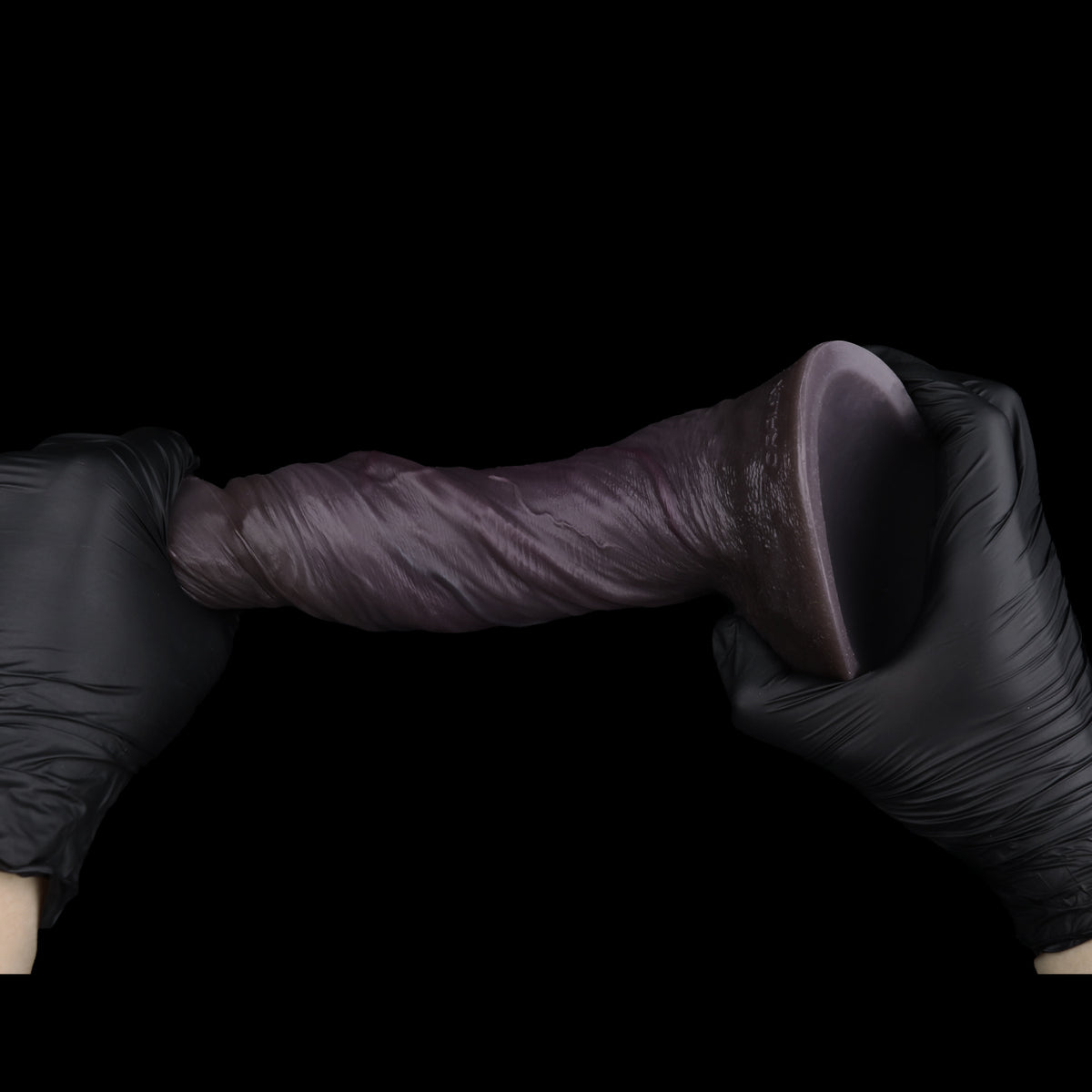 BBC Dildo Schokoladen-Braun – Konische Vorhaut-Eichel mit Venenknoten, breite Doppelhauptvene, natürliche Aufwaertskurve, zwei Hoden & runder Saugnapf aus Doppelschicht-Platin-Silikon