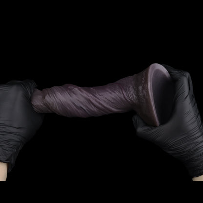 BBC Dildo Schokoladen-Braun – Konische Vorhaut-Eichel mit Venenknoten, breite Doppelhauptvene, natürliche Aufwaertskurve, zwei Hoden & runder Saugnapf aus Doppelschicht-Platin-Silikon