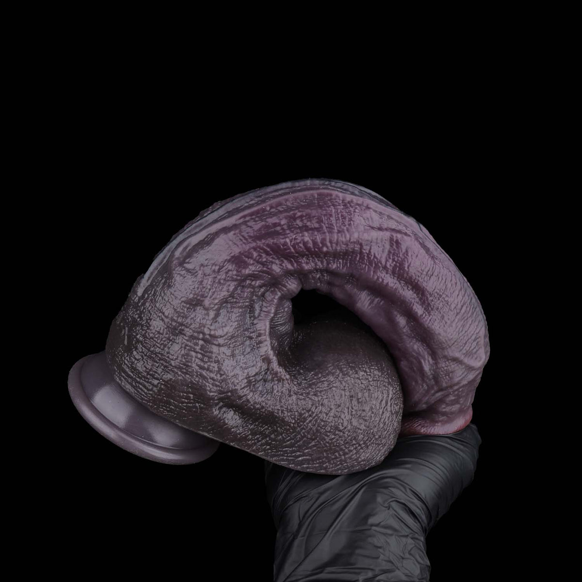 BBC Dildo Violett-Schwarz – Extra-langer Schaft, flacher Pilzkopf mit Y-Harnröhre, geschwungene S-Hauptvene, asymmetrisches Venennetz, zwei Maximal-Hoden & Trichter-Saugnapf aus Doppelschicht-Platin-Silikon