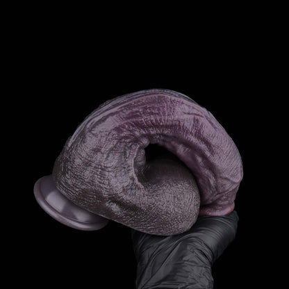 BBC Dildo Violett-Schwarz – Extra-langer Schaft, flacher Pilzkopf mit Y-Harnröhre, geschwungene S-Hauptvene, asymmetrisches Venennetz, zwei Maximal-Hoden & Trichter-Saugnapf aus Doppelschicht-Platin-Silikon