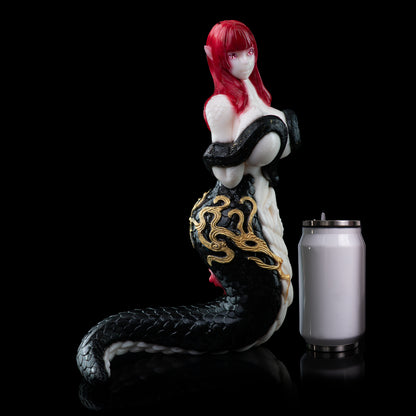 Schlangenfrau Sexpuppe – Perlweiß-Schwarz-Gold Fantasy-Figur mit Anime-Körper, roten Haaren, schwarzen Hexagonal-Schuppen, Barock-Goldornament & Spiralkanal aus Platin-Silikon