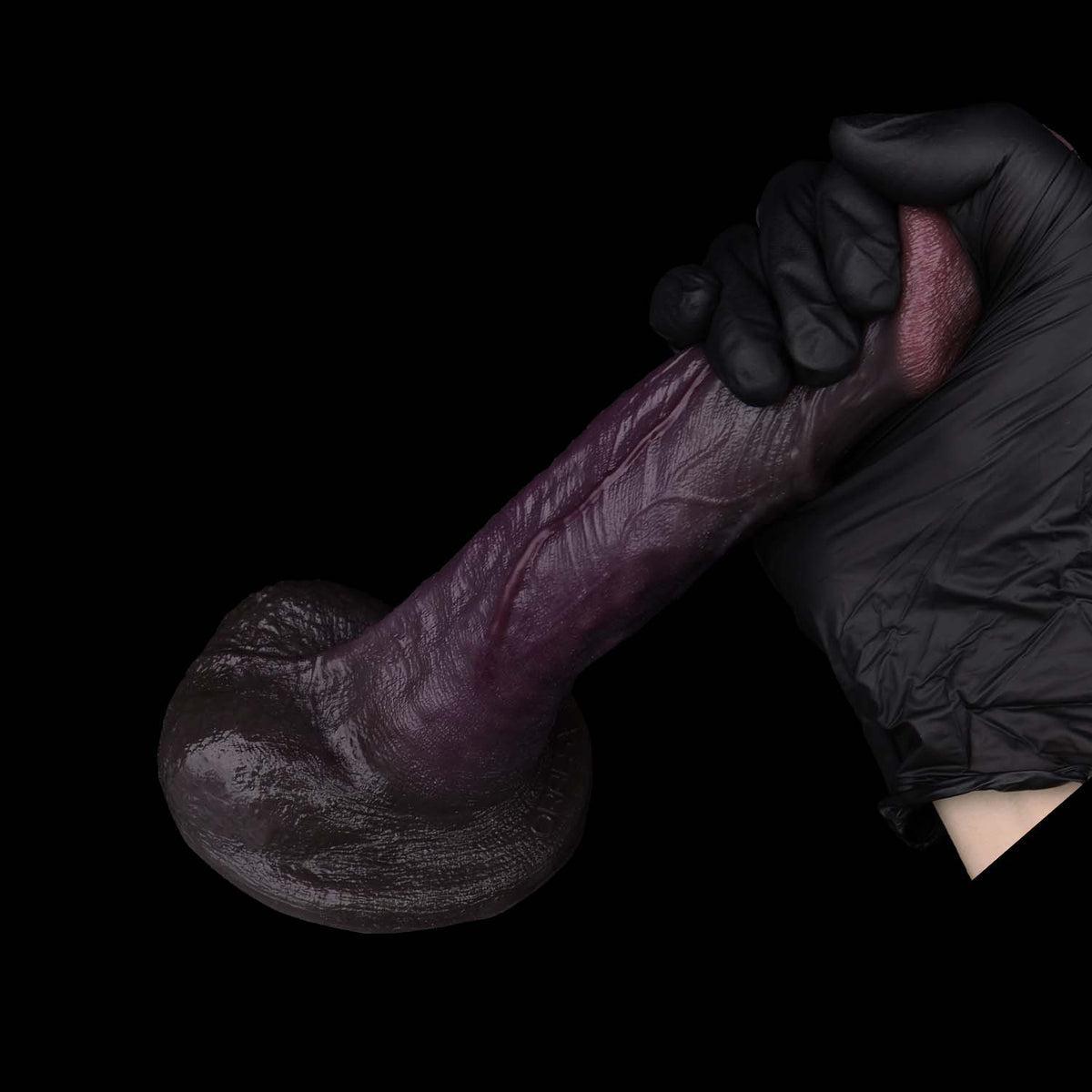 BBC Dildo Violett-Braun – Übergroße Eichel mit Feinnetz-Textur, schräge Venenfurche, umgekehrte Konusform, zwei Hoden & breiter Flach-Saugnapf aus Doppelschicht-Platin-Silikon
