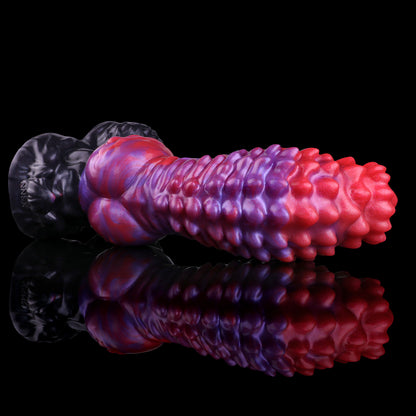 Dornenherz Dog Dildo – Ringförmig Geschichtete Fleisch-Kegelstacheln, Rot-Violett-Verlauf, Hoden-Knotensockel mit Pelzrelief & Rauchgrauer Freiformsaugnapf aus Platin-Silikon