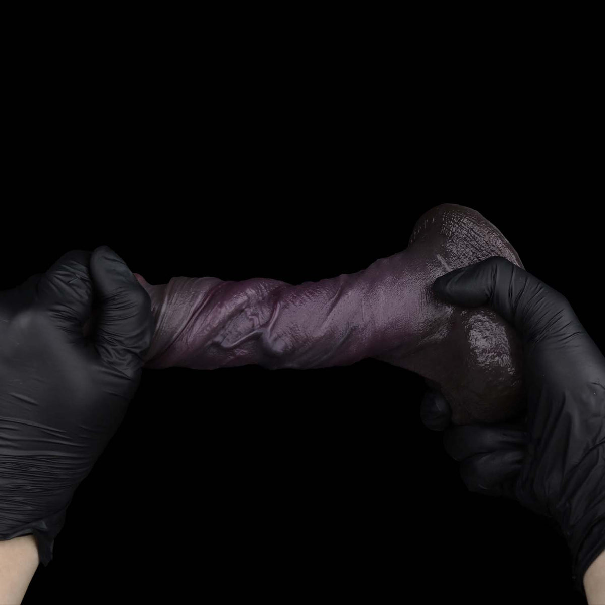 BBC Dildo Violett-Braun – Übergroße Eichel mit Feinnetz-Textur, schräge Venenfurche, umgekehrte Konusform, zwei Hoden & breiter Flach-Saugnapf aus Doppelschicht-Platin-Silikon