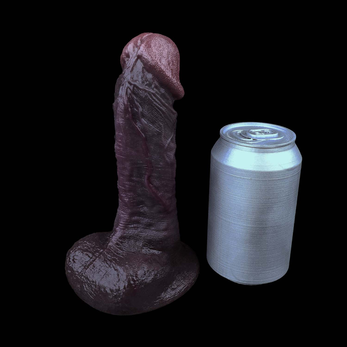 BBC Dildo Violett-Braun – Übergroße Eichel mit Feinnetz-Textur, schräge Venenfurche, umgekehrte Konusform, zwei Hoden & breiter Flach-Saugnapf aus Doppelschicht-Platin-Silikon