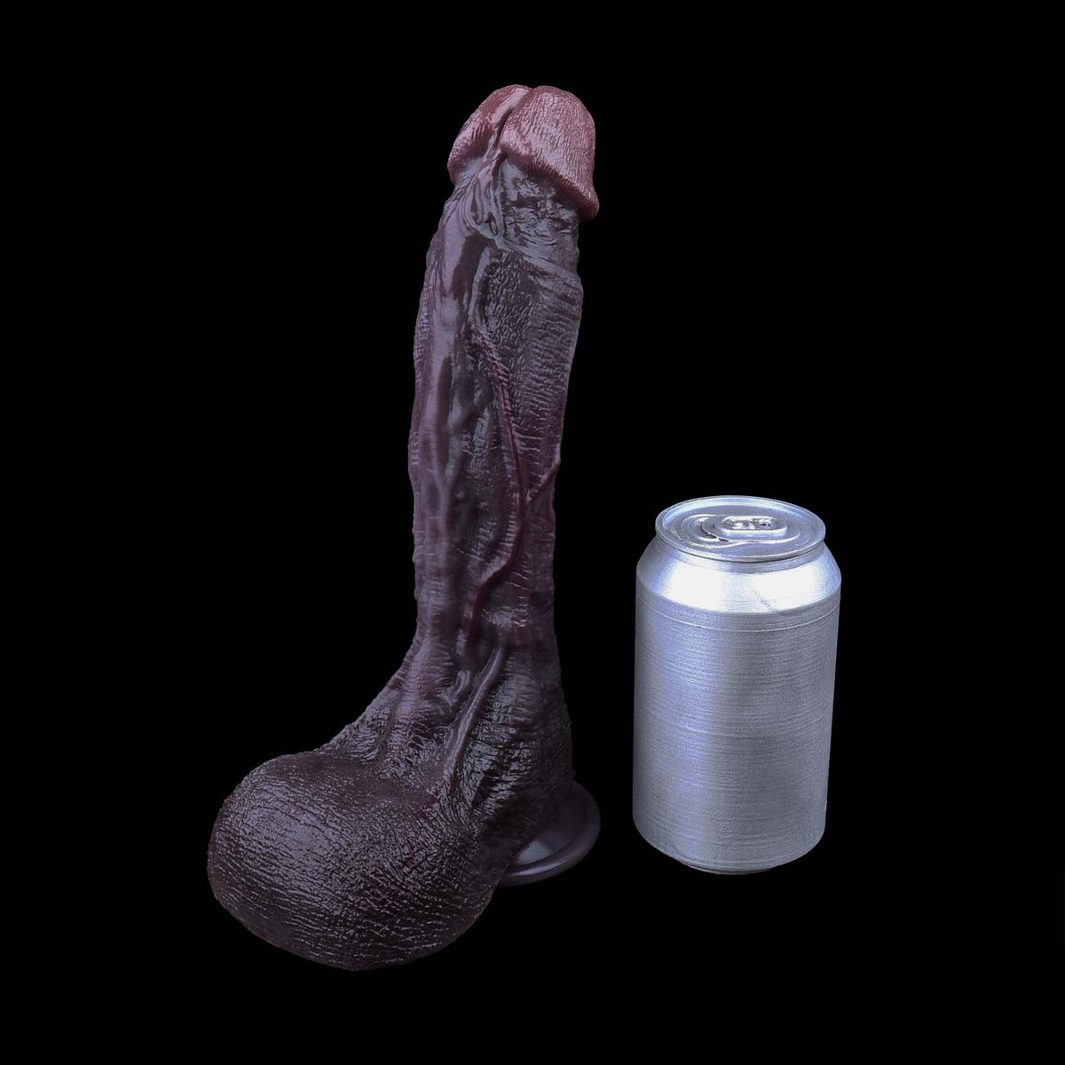 BBC Dildo Violett-Schwarz – Extra-langer Schaft, flacher Pilzkopf mit Y-Harnröhre, geschwungene S-Hauptvene, asymmetrisches Venennetz, zwei Maximal-Hoden & Trichter-Saugnapf aus Doppelschicht-Platin-Silikon