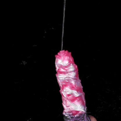 Geistlotus Penis Sleeve – Mehrschichtige Lotusblüten-Kronenspitze, Rosa-Weiss-Perlmuttwirbel-Rankenschaft, Spritzfunktion & Violetter Penisring-Verzögerungssockel aus Platin-Silikon