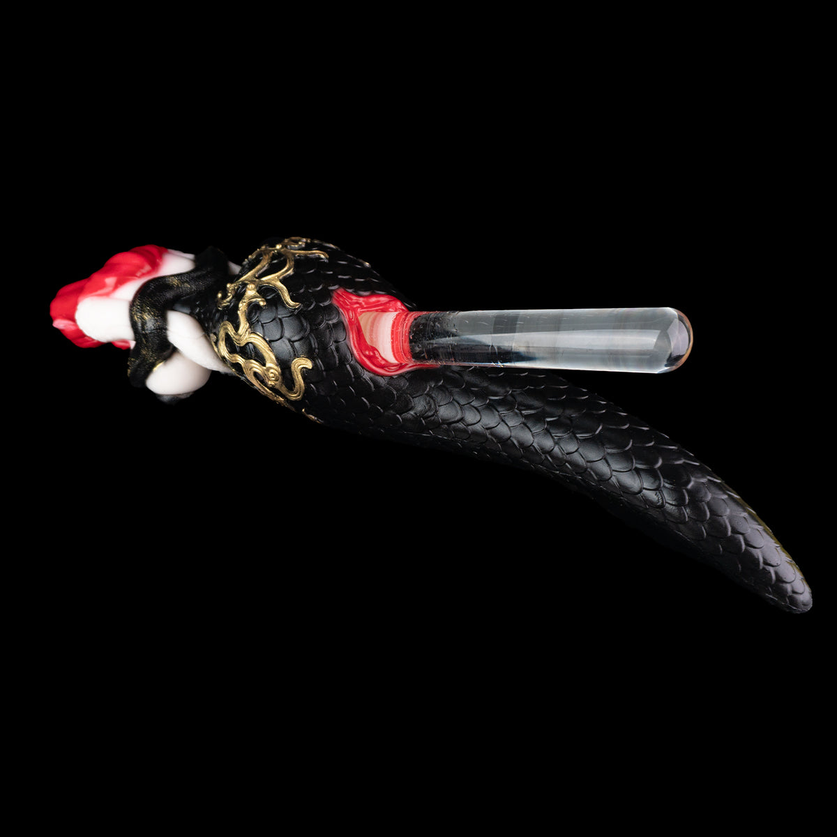 Schlangenfrau Sexpuppe – Perlweiß-Schwarz-Gold Fantasy-Figur mit Anime-Körper, roten Haaren, schwarzen Hexagonal-Schuppen, Barock-Goldornament & Spiralkanal aus Platin-Silikon