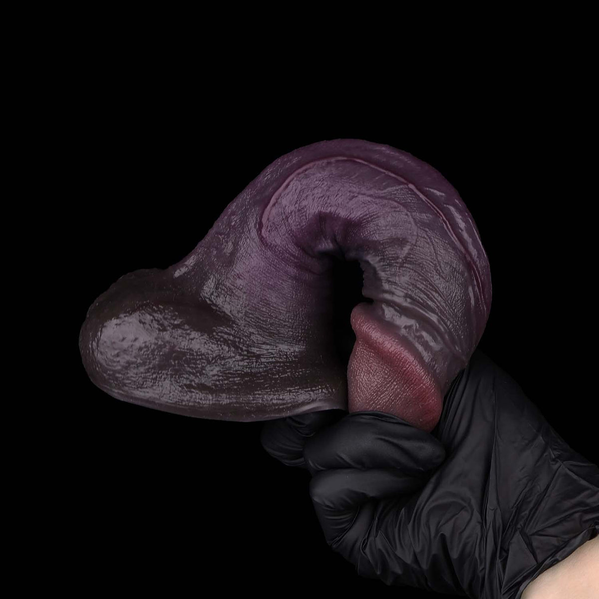 BBC Dildo Violett-Braun – Übergroße Eichel mit Feinnetz-Textur, schräge Venenfurche, umgekehrte Konusform, zwei Hoden & breiter Flach-Saugnapf aus Doppelschicht-Platin-Silikon