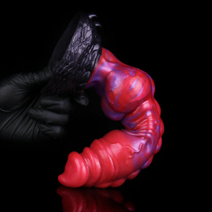 Schuppenwolf Dog Dildo – Spiralförmige Konusspitze, Doppelreihen-Kugelnoppen-Turm, Rot-Violett-Perlmuttwirbel & Schwarzer Schuppenpanzer-Saugnapf-Sockel aus Platin-Silikon