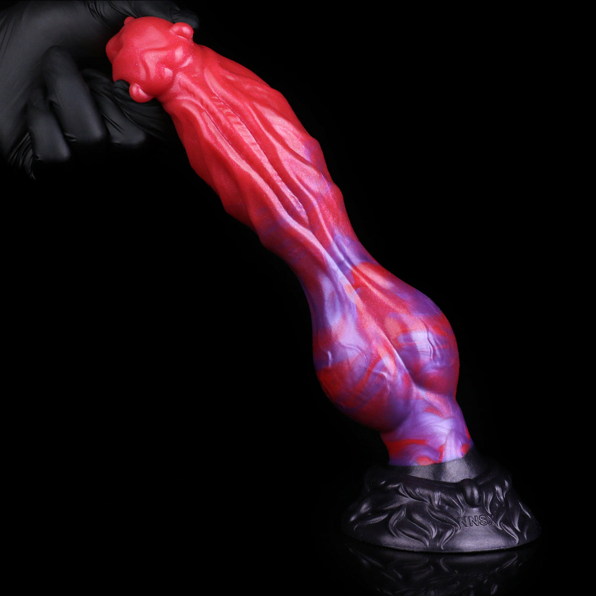 Glutwirbel Dog Dildo – Asymmetrische Doppellappen-Glans, Vier Fleischnoppen-Kranz, Rot-Lila-Wirbelmuster & Schwarzer Pelzrelief-Saugnapf-Sockel aus Platin-Silikon