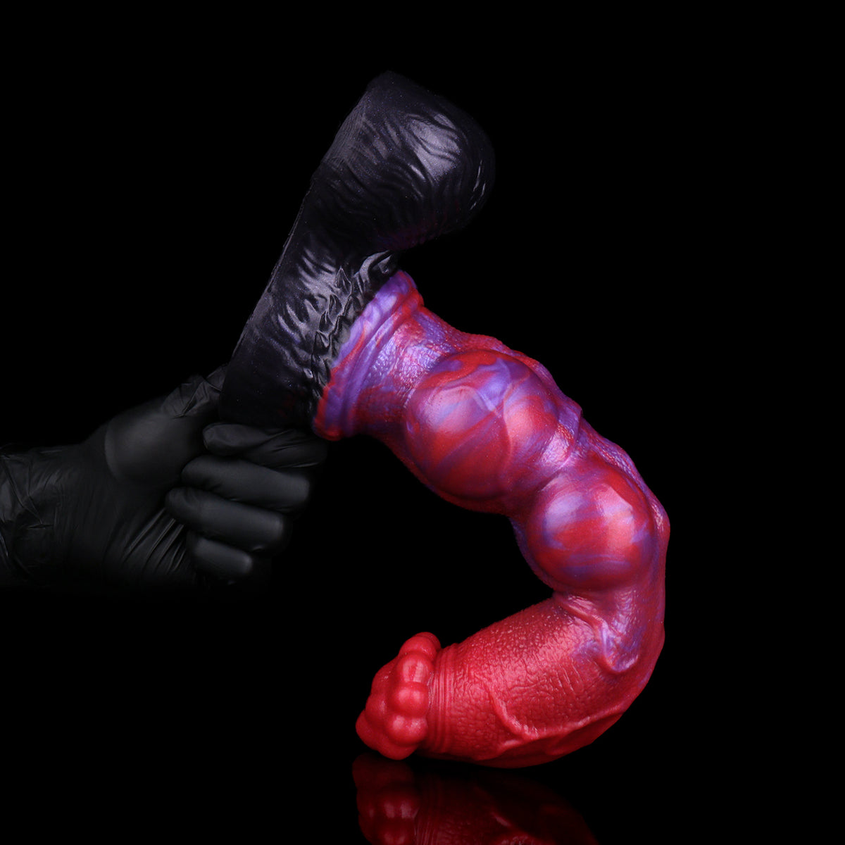 Fleischknotenwurm Dog Dildo – Drei-Knoten-Perlschnur-Schaft, Karbunkel-Glans-Krone, Rot-Violett-Tiefenwirbelstruktur & Schwarzer Doppelhoden-Nierenfreiformsaugnapf aus Platin-Silikon