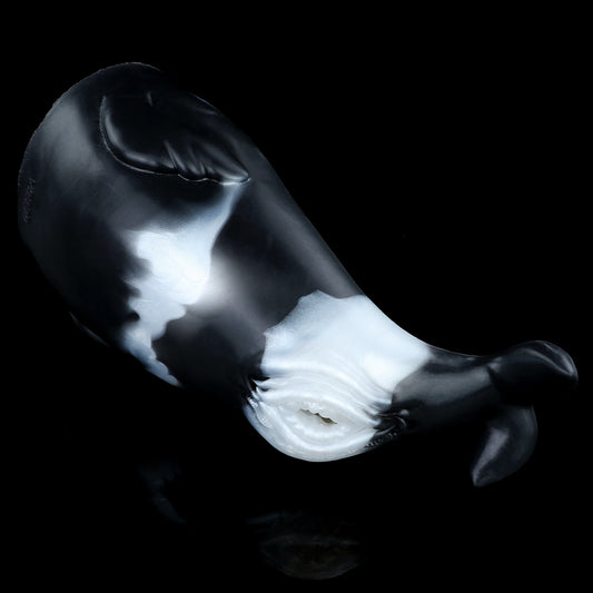 Orca Pocket Pussy mit Flossen, Schwanzflosse & Spiraleingang – Mattschwarz-Perlmuttweiß, Zackenkanal & Platin-Silikon