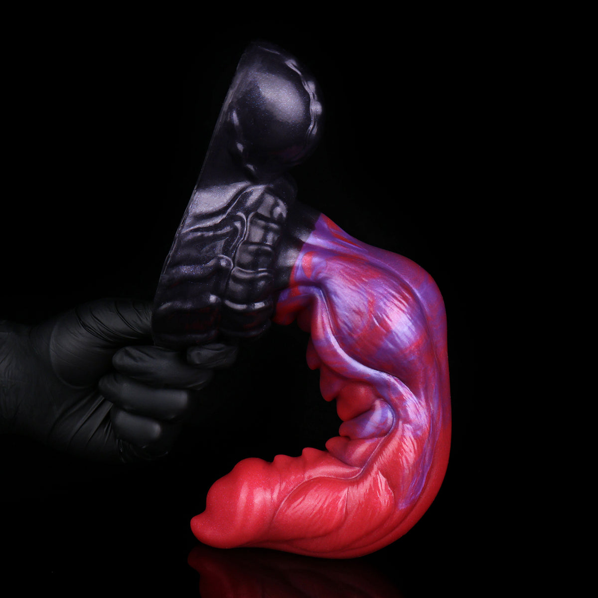 Feuerfusion Dog Dildo – Rot-Lila Fließende Farbfusion, Einseitige Widerhaken-Kolonne & Schwarzgrauer Hoden-Saugnapf aus Platin-Silikon
