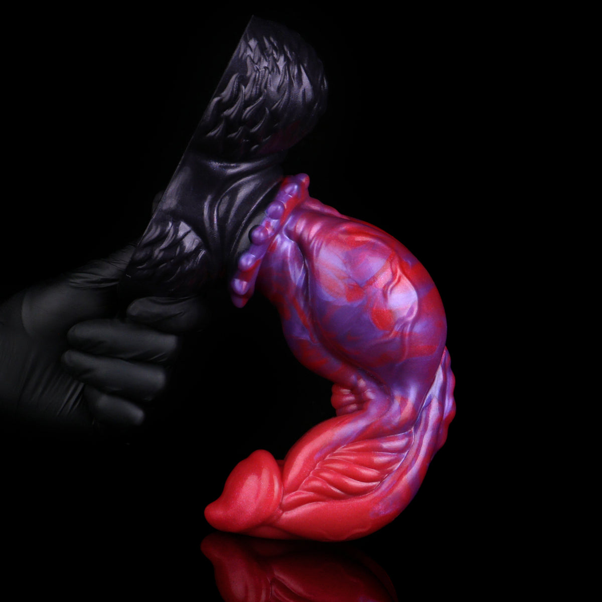 Blutmuskel Dog Dildo – Vollflächiges Muskelgewölbe-Relief, Rot-Violett-Perlmuttwirbel, Granulat-Halskragen & Schwarzer Doppelhoden-Saugnapf-Sockel aus Platin-Silikon