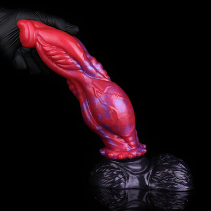 Blutmuskel Dog Dildo – Vollflächiges Muskelgewölbe-Relief, Rot-Violett-Perlmuttwirbel, Granulat-Halskragen & Schwarzer Doppelhoden-Saugnapf-Sockel aus Platin-Silikon