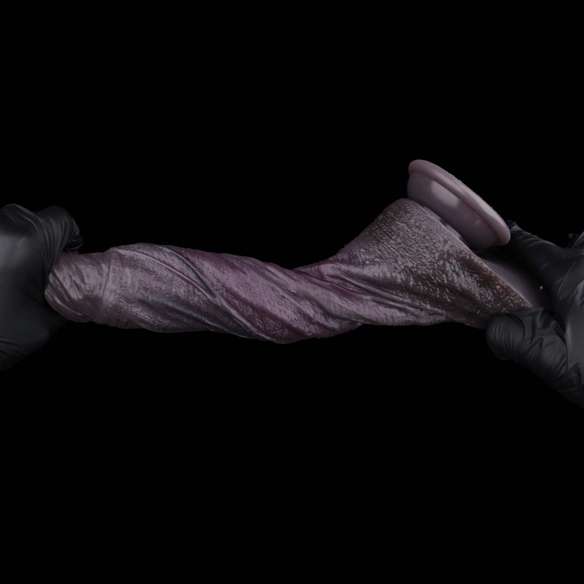 BBC Dildo Violett-Schwarz – Extra-langer Schaft, flacher Pilzkopf mit Y-Harnröhre, geschwungene S-Hauptvene, asymmetrisches Venennetz, zwei Maximal-Hoden & Trichter-Saugnapf aus Doppelschicht-Platin-Silikon