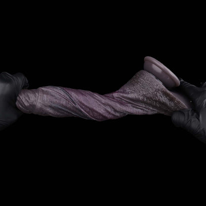 BBC Dildo Violett-Schwarz – Extra-langer Schaft, flacher Pilzkopf mit Y-Harnröhre, geschwungene S-Hauptvene, asymmetrisches Venennetz, zwei Maximal-Hoden & Trichter-Saugnapf aus Doppelschicht-Platin-Silikon