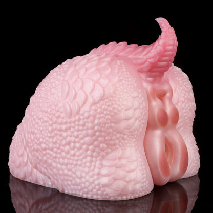 Drachen-Po Sexpuppe mit Drachenschuppen, Stachelschwanz & Doppel-Vulva – Kirschblütenrosa, Vaginal-Anal-Doppelkanal & Platin-Silikon
