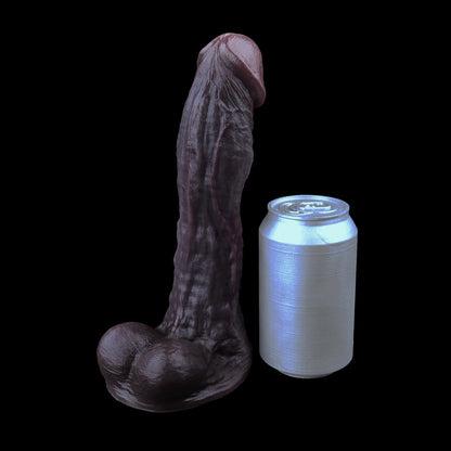 BBC Dildo Schokoladen-Schwarz – Extra-langer Schaft mit natürlicher Vorwärtskurve, tiefer Venenfurche, Twist-Faltenprofil, Vorhaut-Eichel, zwei Hoden & ovaler Flach-Saugnapf aus Doppelschicht-Platin-Silikon