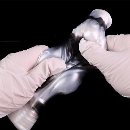 Alpha Werwolf Penis Sleeve: Vibrierender Extender mit Venen-Textur, Delay-Gurt & progressivem Innenkanal