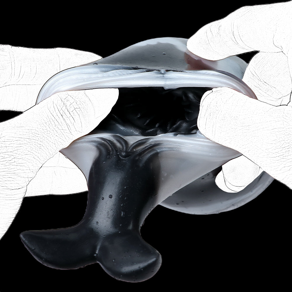 Orca Pocket Pussy mit Flossen, Schwanzflosse & Spiraleingang – Mattschwarz-Perlmuttweiß, Zackenkanal & Platin-Silikon