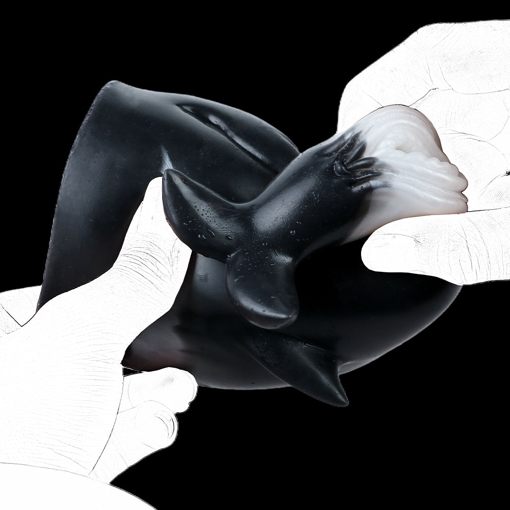 Orca Pocket Pussy mit Flossen, Schwanzflosse & Spiraleingang – Mattschwarz-Perlmuttweiß, Zackenkanal & Platin-Silikon