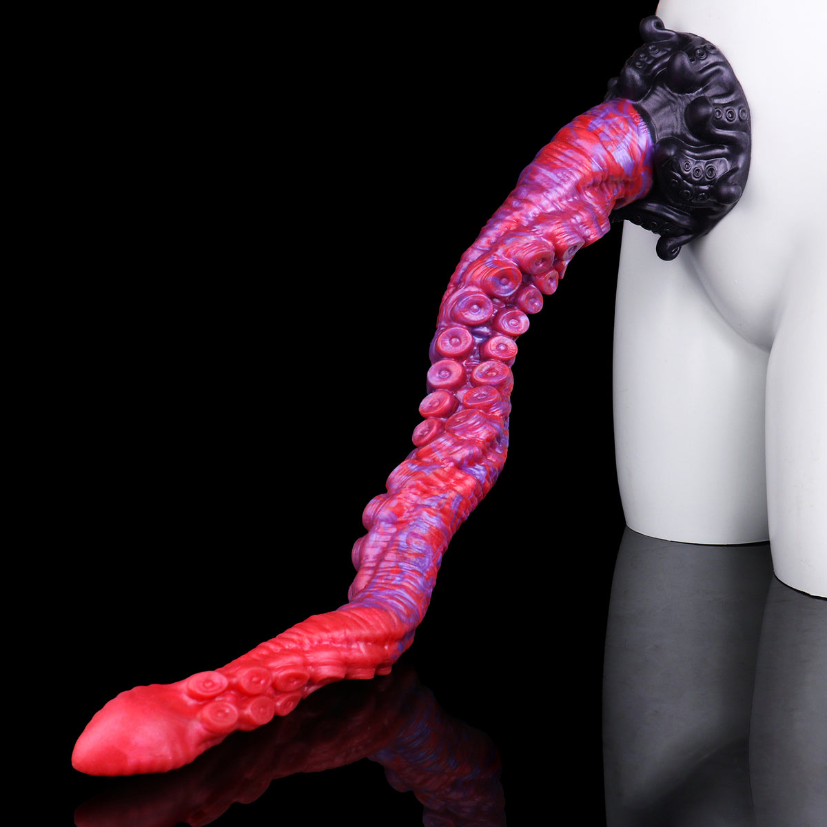 Kraken-Tentakel Long Dildo – Progressiv Vergrößernde Ringnapf-Saugscheiben, Rot-Violett-Perlmuttwirbel, S-Kurven-Tentakelschaft & Schwarzer Oktopus-Reliefsockel mit Saugnapf aus Platin-Silikon