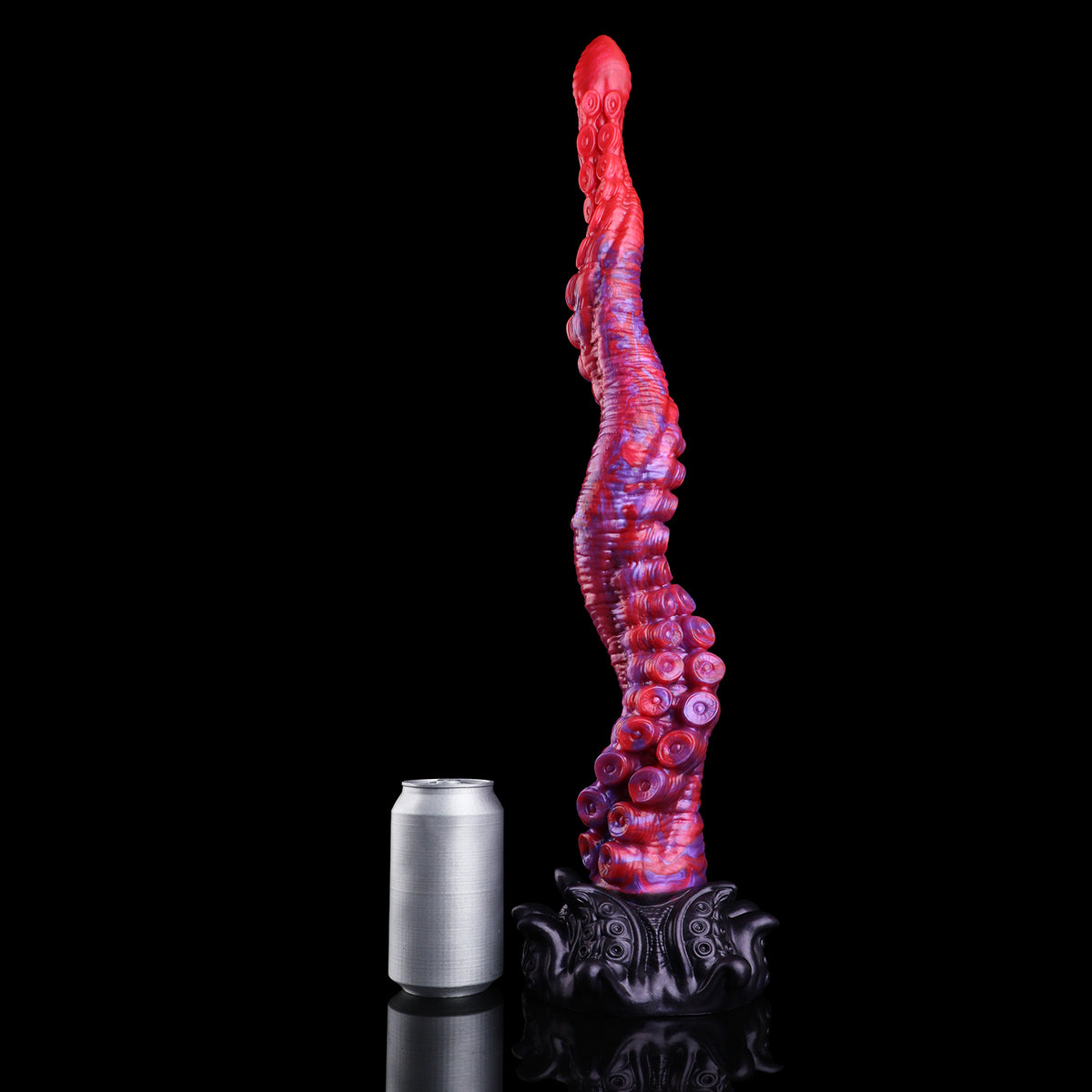 Kraken-Tentakel Long Dildo – Progressiv Vergrößernde Ringnapf-Saugscheiben, Rot-Violett-Perlmuttwirbel, S-Kurven-Tentakelschaft & Schwarzer Oktopus-Reliefsockel mit Saugnapf aus Platin-Silikon