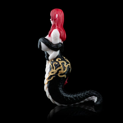 Schlangenfrau Sexpuppe – Perlweiß-Schwarz-Gold Fantasy-Figur mit Anime-Körper, roten Haaren, schwarzen Hexagonal-Schuppen, Barock-Goldornament & Spiralkanal aus Platin-Silikon