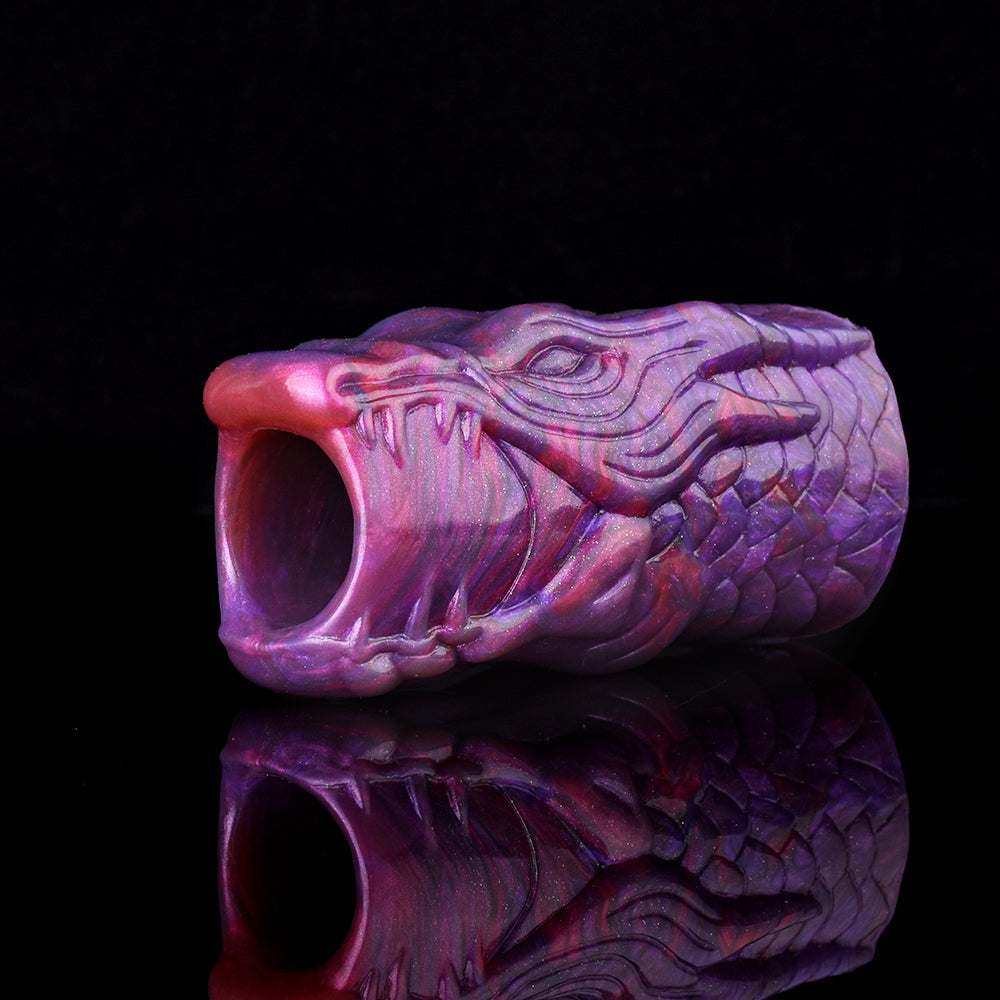 Penishülle Drachenkopf Violett – Aufgerissenes Maul, Schuppentextur & 3 Größen