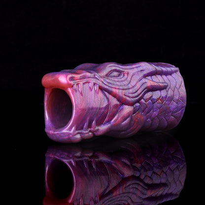 Penishülle Drachenkopf Violett – Aufgerissenes Maul, Schuppentextur & 3 Größen