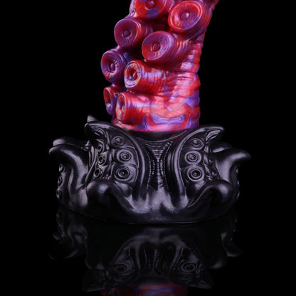 Kraken-Tentakel Long Dildo – Progressiv Vergrößernde Ringnapf-Saugscheiben, Rot-Violett-Perlmuttwirbel, S-Kurven-Tentakelschaft & Schwarzer Oktopus-Reliefsockel mit Saugnapf aus Platin-Silikon