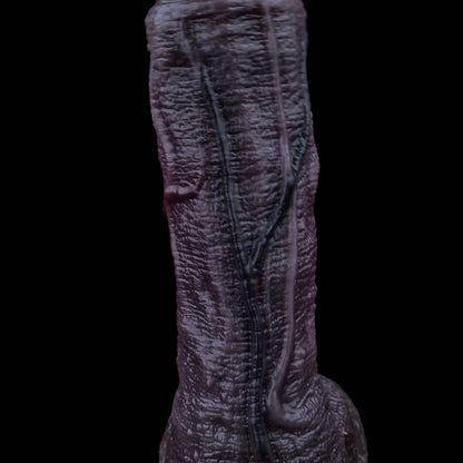 BBC Dildo Violett-Schwarz – Extra-langer Schaft, flacher Pilzkopf mit Y-Harnröhre, geschwungene S-Hauptvene, asymmetrisches Venennetz, zwei Maximal-Hoden & Trichter-Saugnapf aus Doppelschicht-Platin-Silikon