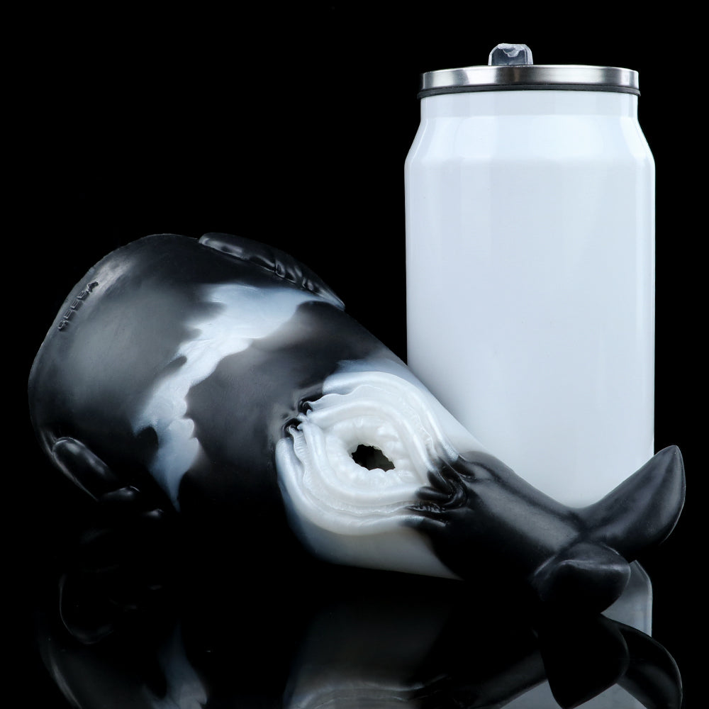 Orca Pocket Pussy mit Flossen, Schwanzflosse & Spiraleingang – Mattschwarz-Perlmuttweiß, Zackenkanal & Platin-Silikon
