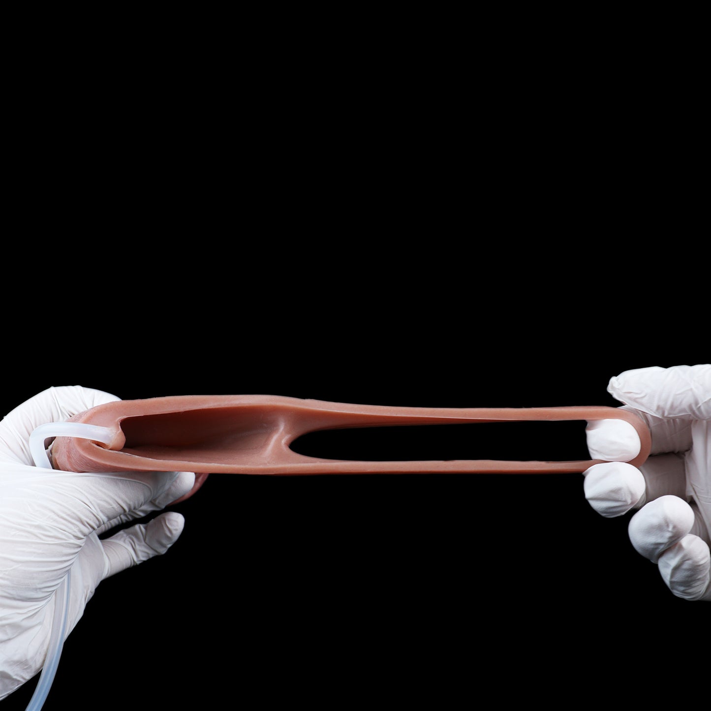 Realistischer Penis Sleeve in Hautbraun mit Venenstruktur, Hautfalten & Spritzsystem – Gummibirne & Spritze, Fixierband & Platin-Silikon