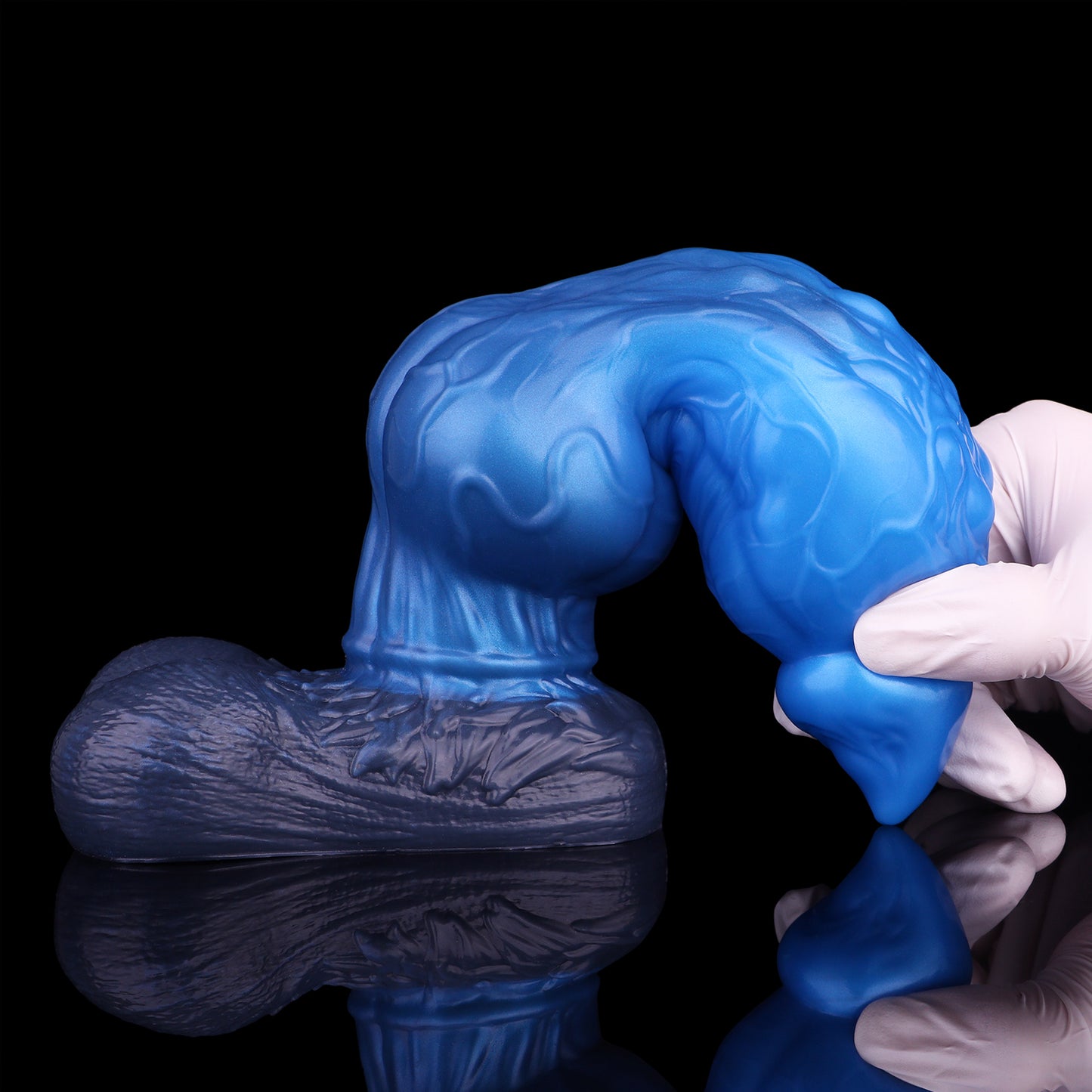 Cyber-Alien Cosmic Phallus – Zweischichtiger Fantasy Dildo aus Platin-Silikon mit Metallic-Blau-Verlauf & Saugnapf