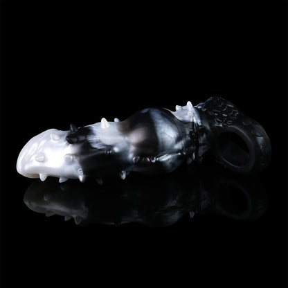 Alpha Wolf Penis Sleeve in Dark-Marble Optik: Vibrierende Verlängerungshülle mit Spikes & Delay-Ring