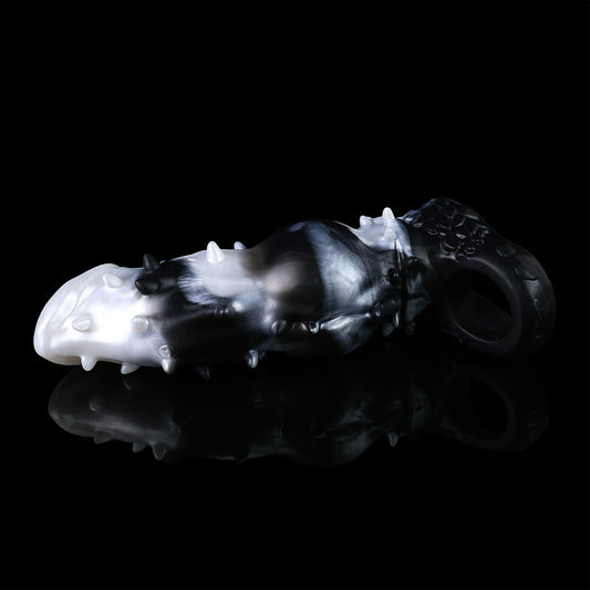 Alpha Wolf Penis Sleeve in Dark-Marble Optik: Vibrierende Verlängerungshülle mit Spikes & Delay-Ring