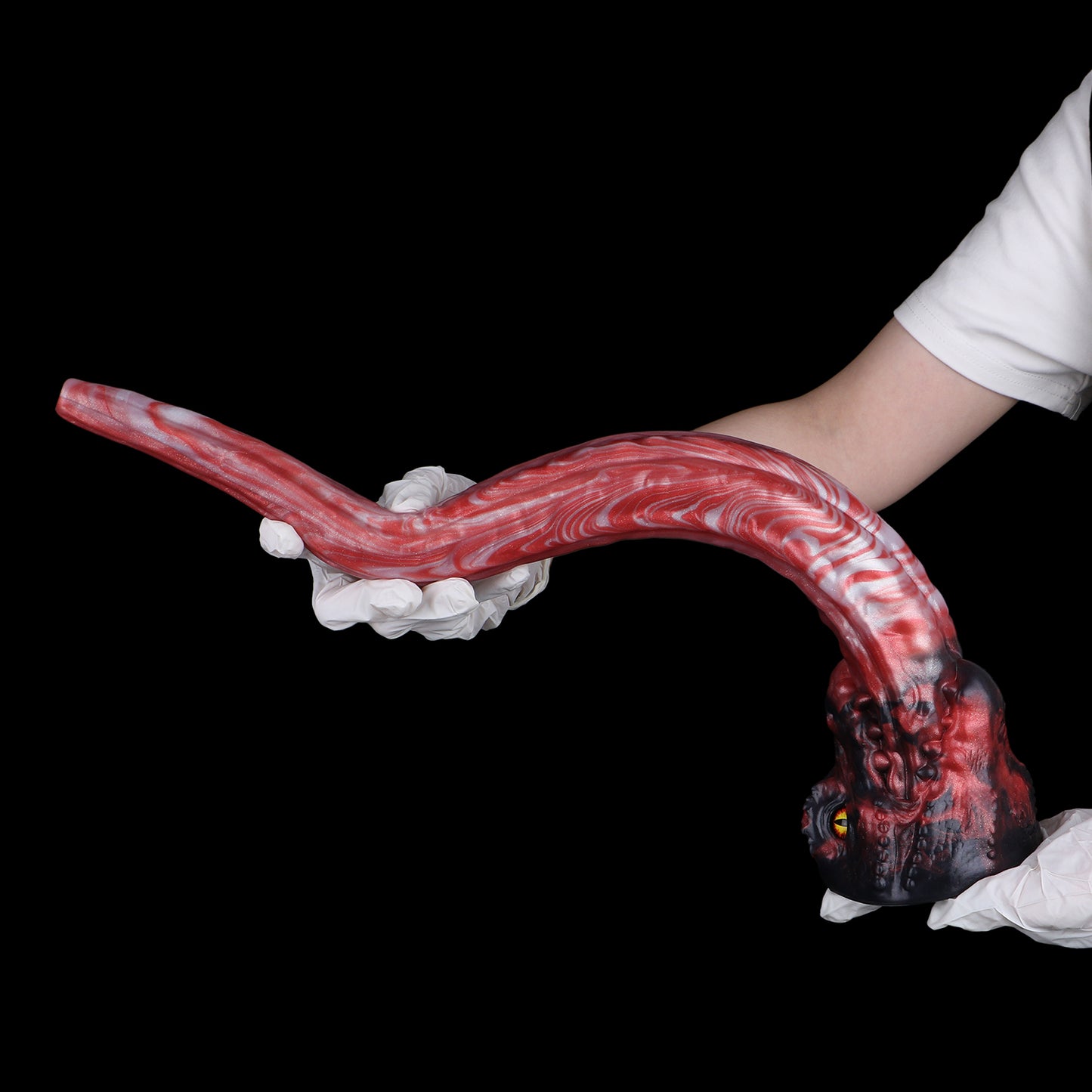 Rotes Drachenauge Long Dildo – Karmesinrot & Weiße Tintenströmungen, Drachenkopf-Sockel mit Goldauge & Drachenschuppen aus Platin-Silikon